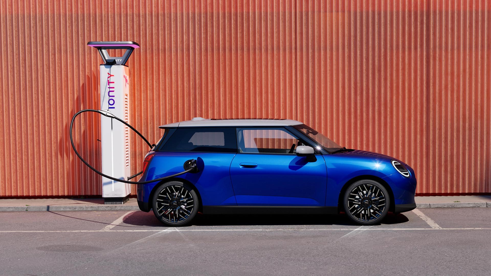 MINI Cooper Elettrica vista di lato davanti a una stazione di ricarica IONITY